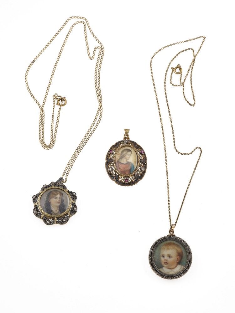 Group of three gold and silver miniatures  - Auction Jewels - Cambi Casa d'Aste