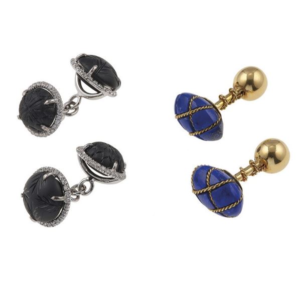 Due paia di bottoni da polso con giaietto inciso, diamanti e lapislazzulo