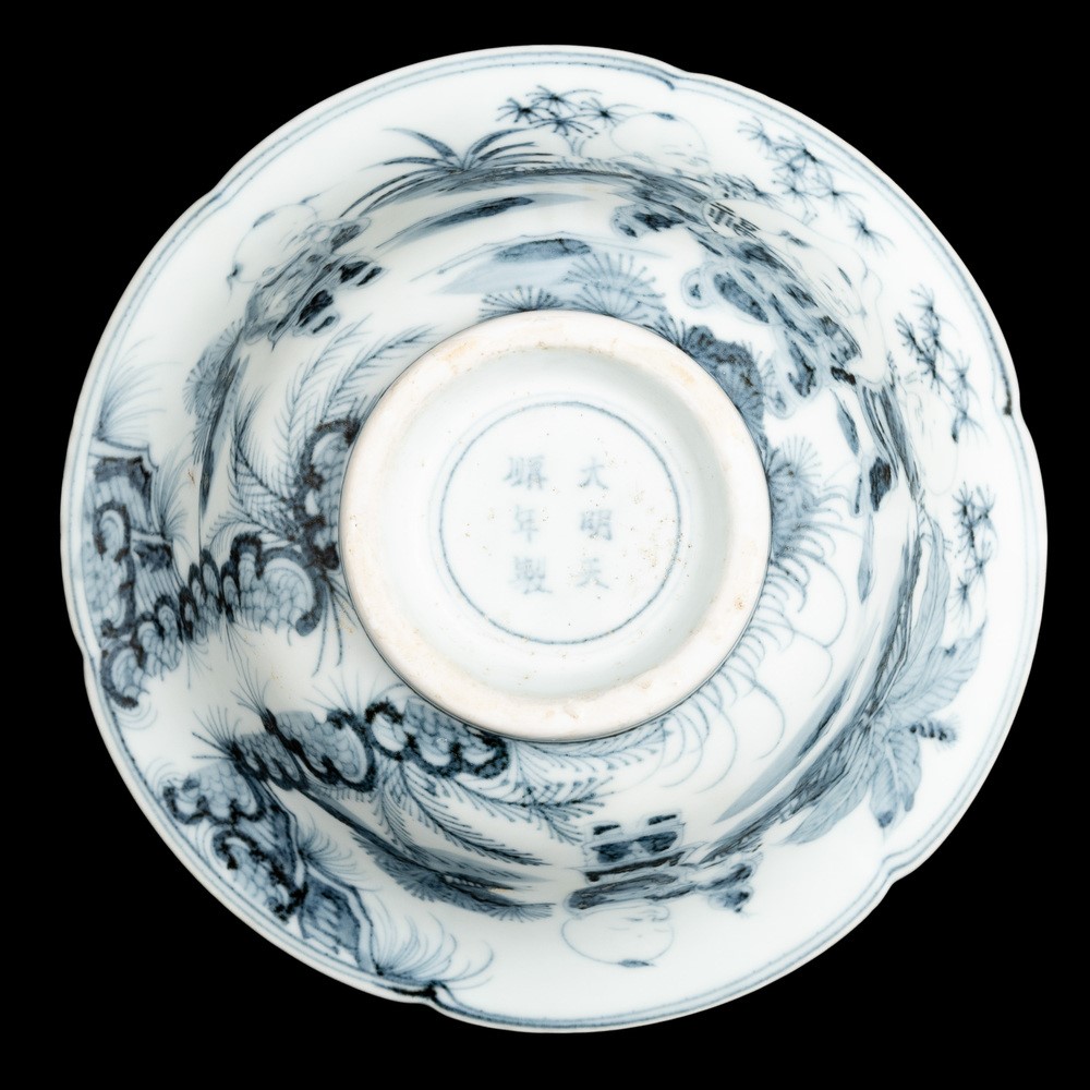 Ciotola in porcellana policroma, decorazione con fanciulli e motivi in blu e bianco, Cina, Dinast...