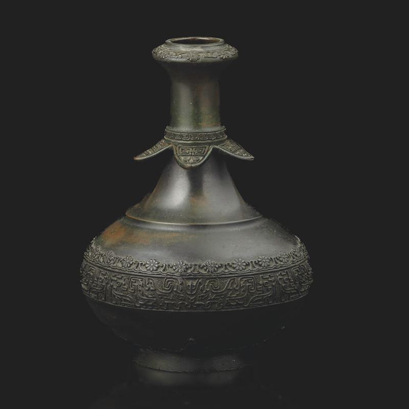 Vaso in bronzo a decoro floreale e geometrico, Giappone, XVIII secolo  - Auction Asian Art - II - Cambi Casa d'Aste