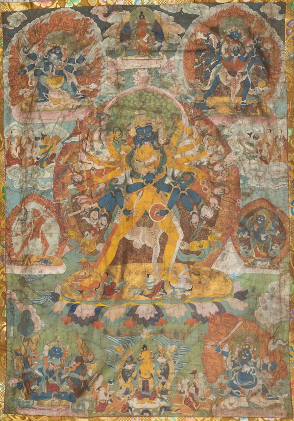 Thangka su seta con figura di divinità centrale stante su fiore di loto, Tibet, fine XVIII secolo-inizi XIX secolo