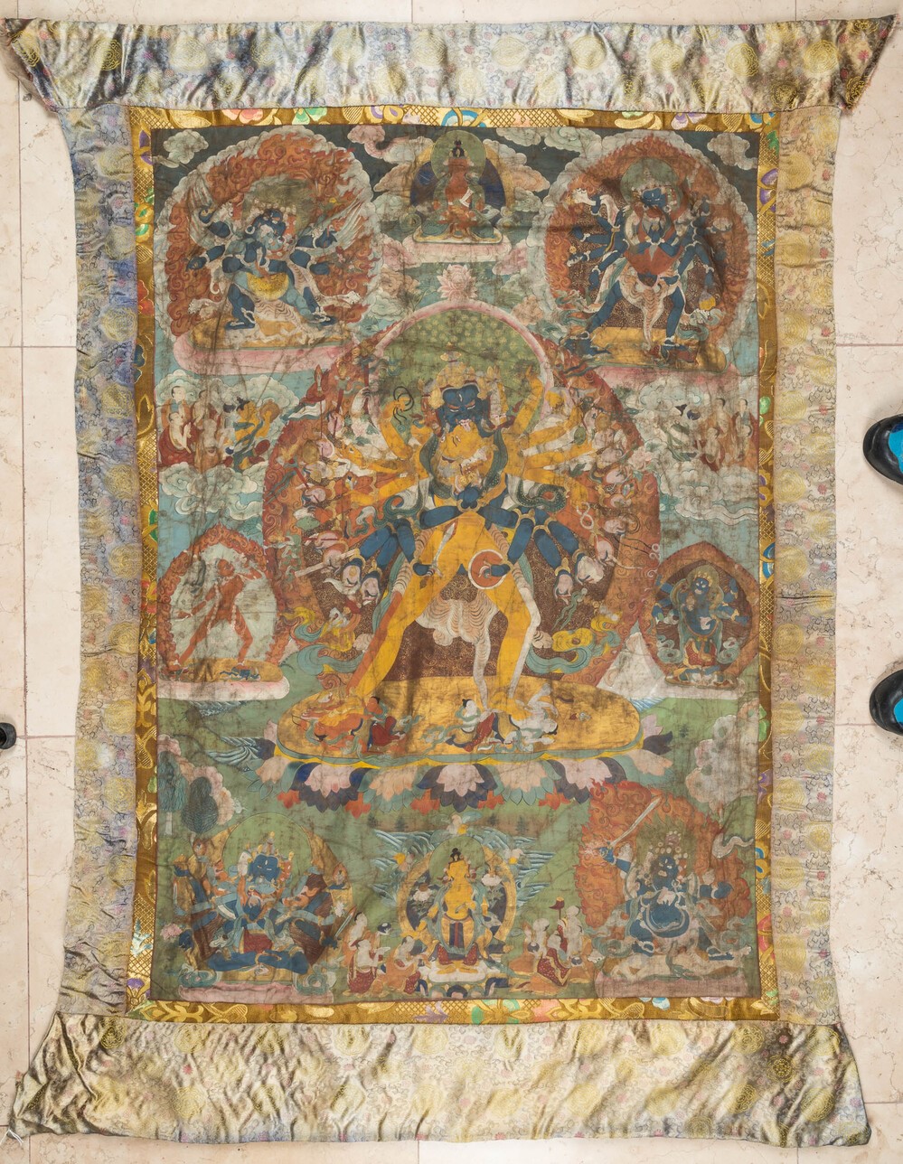 Thangka su seta con figura di divinità centrale stante su fiore di loto, Tibet, fine XVIII secolo...