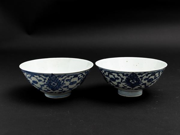 Coppia di ciotole in porcellana bianca e blu con decori floreali, Cina, Dinastia Qing, XIX secolo