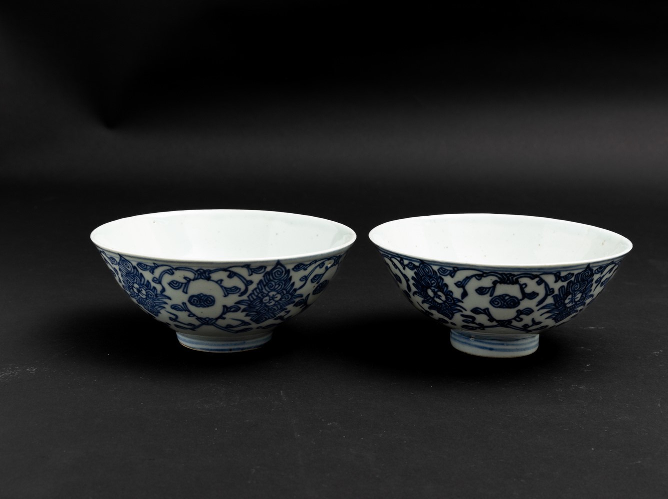 Coppia di Ciotole in Porcellana Bianca e Blu con Decori Floreali, Cina, Dinastia Qing, XIX Secolo