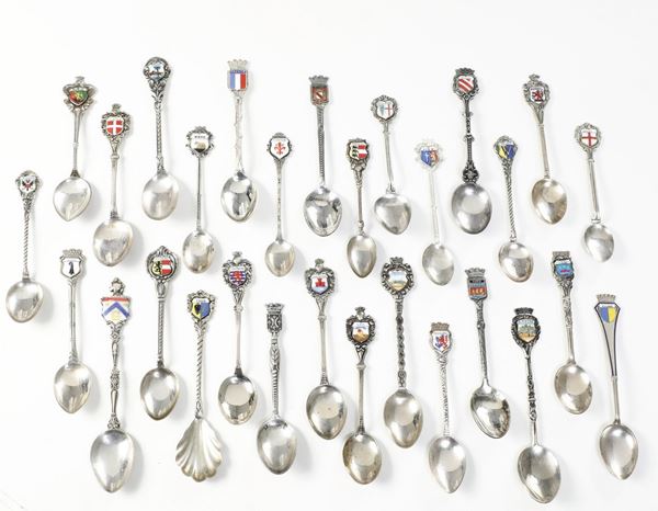 29 cucchiaini in argento con stemmi araldici. Argenteria italiana del XX secolo