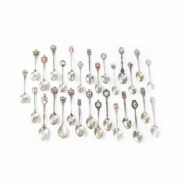 29 cucchiaini in argento con stemmi araldici. Argenteria italiana del XX secolo