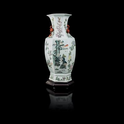 Vaso in Porcellana a Decoro di Paesaggio con Fiori e Melograni, Cina, Dinastia Qing, Epoca Daogua...