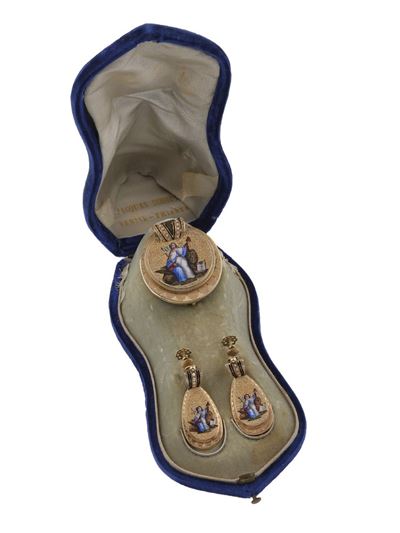 Demi-parure, spilla e orecchini con smalti policromi in oro 14K
