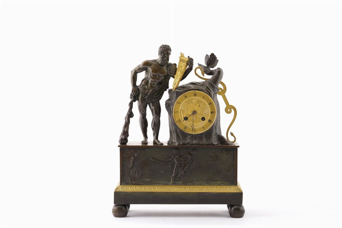Pendola da Tavolo in Bronzo Patinato e Dorato. XIX-XX Secolo