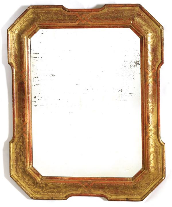 Specchiera con cornice in legno dorato. XX secolo