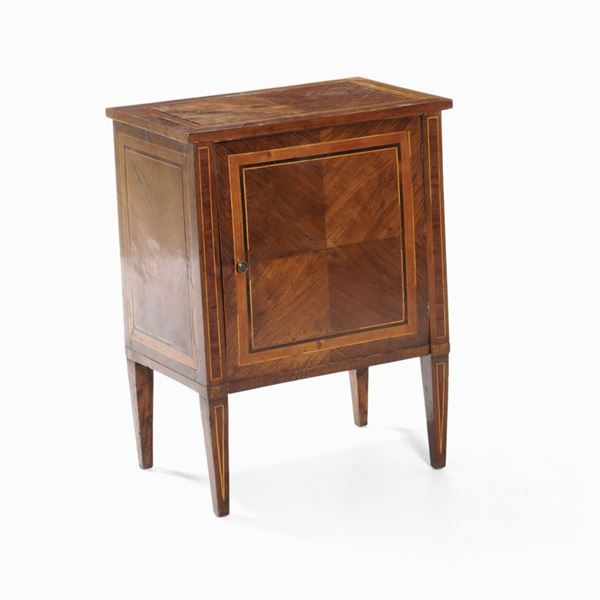 Comodino ad un'anta in legno lastronato. XIX secolo