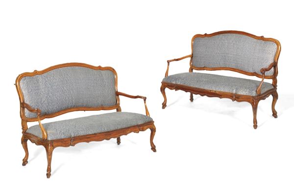 Coppia di divani in noce intagliato. XVIII secolo
