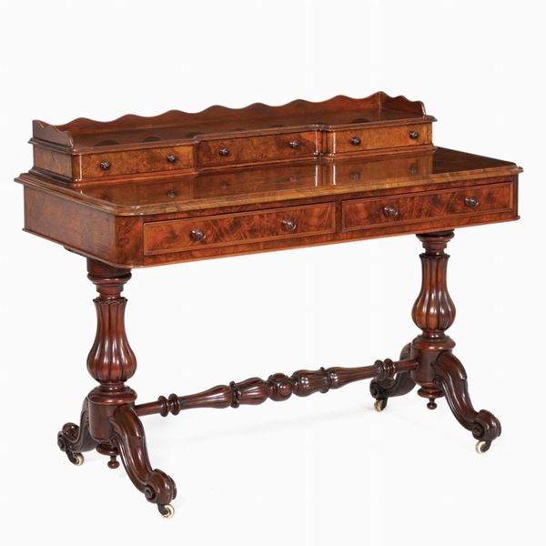 Scrittoio in noce. XIX secolo
