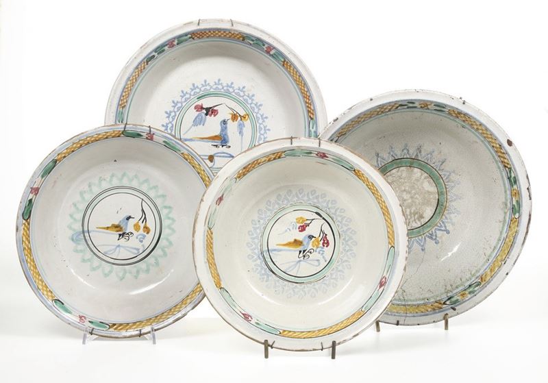 Quattro bacinelle. Probabilmente Spagna, Catalogna, prima metà del XIX secolo.  - Auction Majolica and Porcelain - Cambi Casa d'Aste