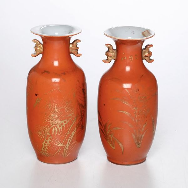 Coppia di vasi in porcellana con decori naturalistici lumeggiati in color oro e anse sagomate, Cina, XX secolo