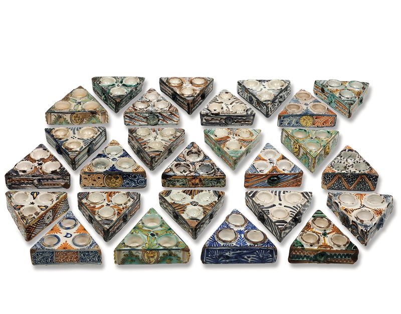 Ventisei porta spezie Spagna, Talavera, secondo quarto del XVII secolo   - Auction Majolica, Porcelain and Venetian Figures of a Venetian Collector - Cambi Casa d'Aste
