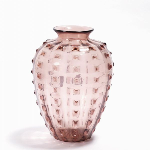 Vaso in vetro con decoro a rilievo color ametista. XX secolo