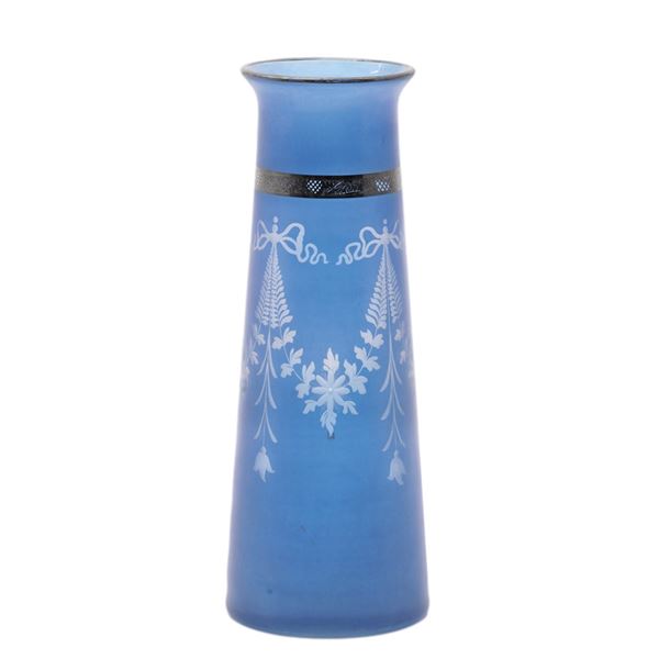 Alto vaso cilindrico in vetro blu con decoro fitomorfo e bocca in pasta vitrea nera