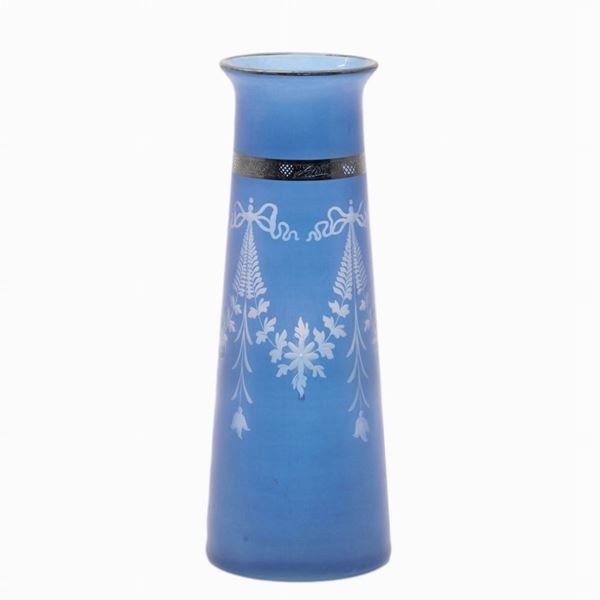 Alto vaso cilindrico in vetro blu con decoro fitomorfo e bocca in pasta vitrea nera