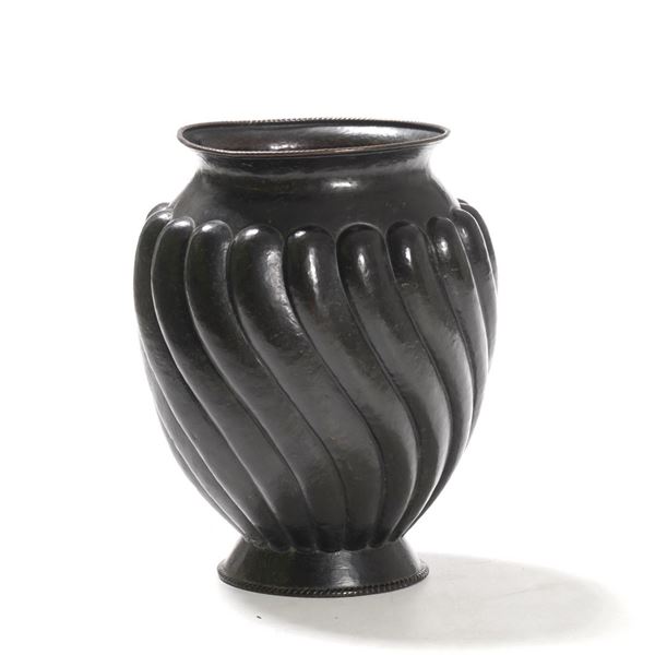 Vaso in rame costolato