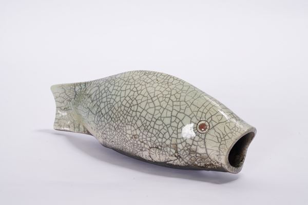 Scultura in ceramica a forma di pesce