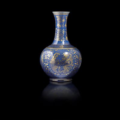 Vaso a Bottiglia in Porcellana Blu Poudret Lumeggiato Oro a Decoro Geometrico e con Draghi, Cina,...