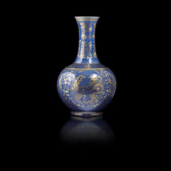 Vaso a bottiglia in porcellana blu poudret lumeggiato oro a decoro geometrico e con draghi, Cina, Dinastia Qing, marca e del periodo Guangxu (1875-1908)