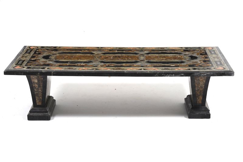 Tavolo con piano intarsiato con marmi policromi. XX secolo  - Auction Antique - Cambi Casa d'Aste