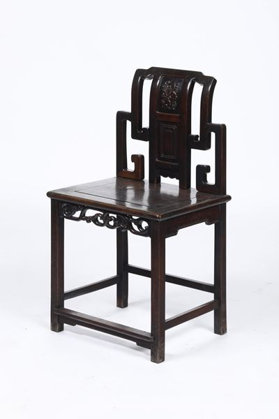 Cina, Dinastia Qing, Sedia in legno con schienale naturalistico a rilievo, XIX secolo