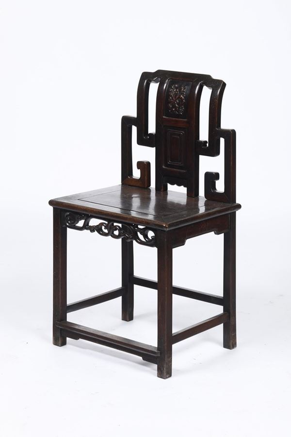 Sedia in legno con schienale decorato con soggetto naturalistico a rilievo, Cina, Dinastia Qing, XIX secolo
