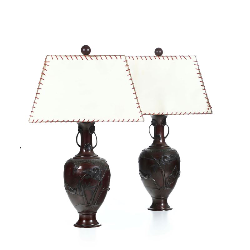 Coppia di vasi in bronzo con figure di volatili entro paesaggio, Giappone, periodo Meiji (1868-1912)  - Asta Antiquariato - Cambi Casa d'Aste