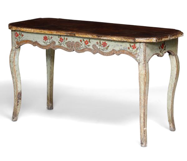 Tavolo in legno intagliato e laccato. XVIII secolo