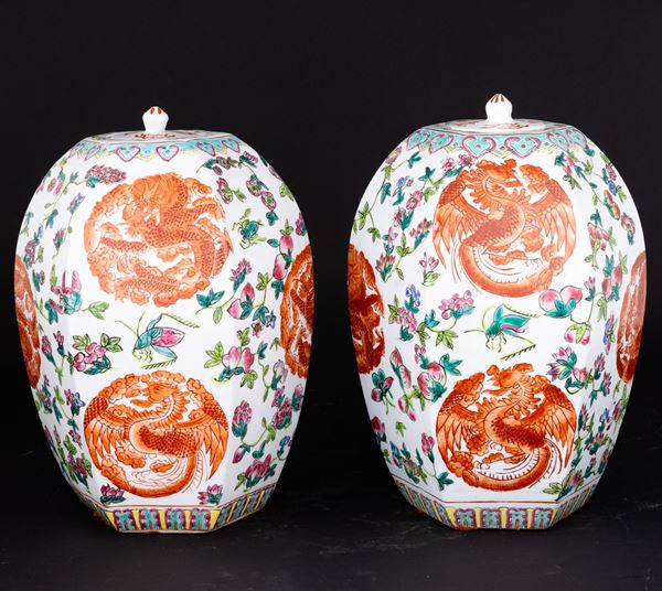 Coppia di vasi in porcellana Famiglia Rosa a pianta esagonale con motivi floreali e fenice, Cina, Dinastia Qing, XX secolo