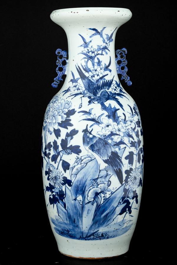 Vaso in porcellana bianca e blu raffigurante paesaggio e aironi con anse sagomate, Cina, Dinastia Qing, XIX secolo