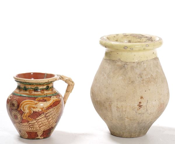 Piccola giara in terracotta e un vaso in terracotta con rotture