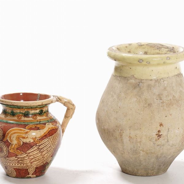 Piccola giara in terracotta e un vaso in terracotta con rotture