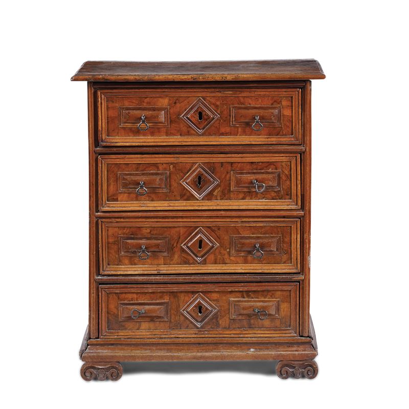 Piccolo comò in noce. XVIII secolo  - Asta Antiquariato  - Cambi Casa d'Aste