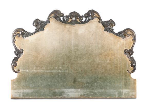 Testiera di letto con profilo in lamierino argentato. XIX secolo