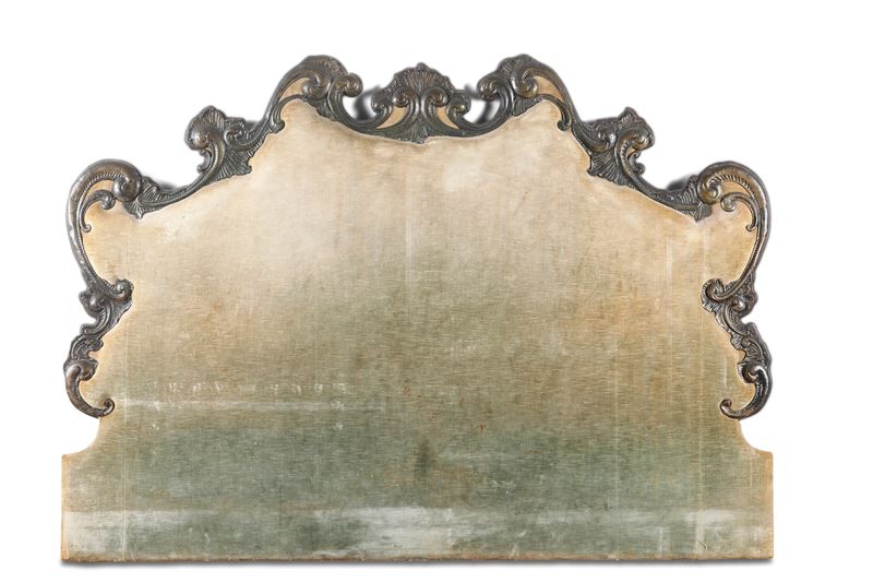 Testiera di letto con profilo in lamierino argentato. XIX secolo  - Auction Antique - Cambi Casa d'Aste