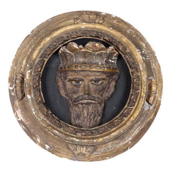 Testa virile coronata. Scultore del XVII-XVIII secolo (Cornice in legno dorato antica ma non pertinente)