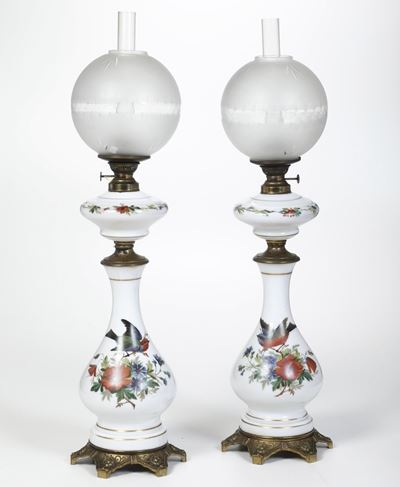 Coppia di Lampade Ad Olio in Porcellana Dipinta e Metallo Dorato. XIX-XX Secolo