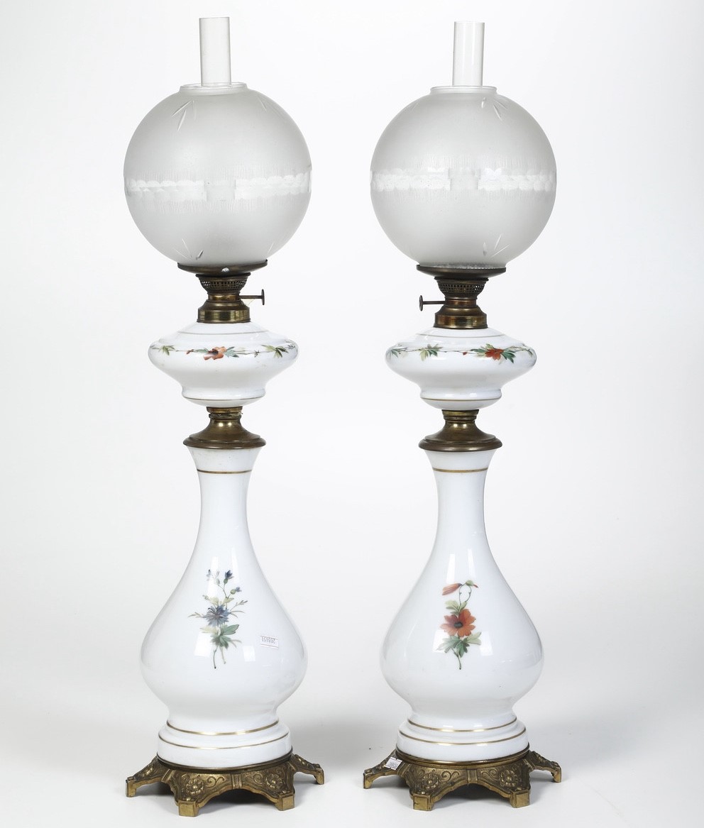 Coppia di Lampade Ad Olio in Porcellana Dipinta e Metallo Dorato. XIX-XX Secolo