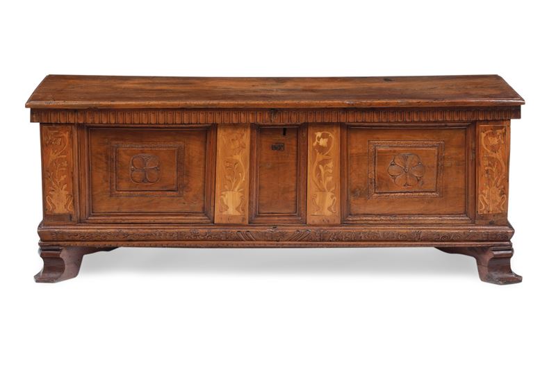 Cassapanca in legno intagliato e legno intarsiato. XIX secolo  - Auction Antiques and paintings - Cambi Casa d'Aste