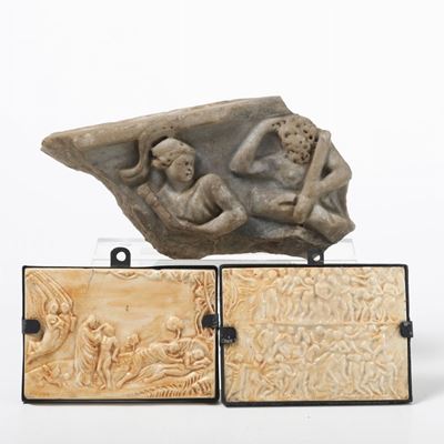 Due Piastre di Ceramica e 1 Frammento di Bassorilievo di Alabastro