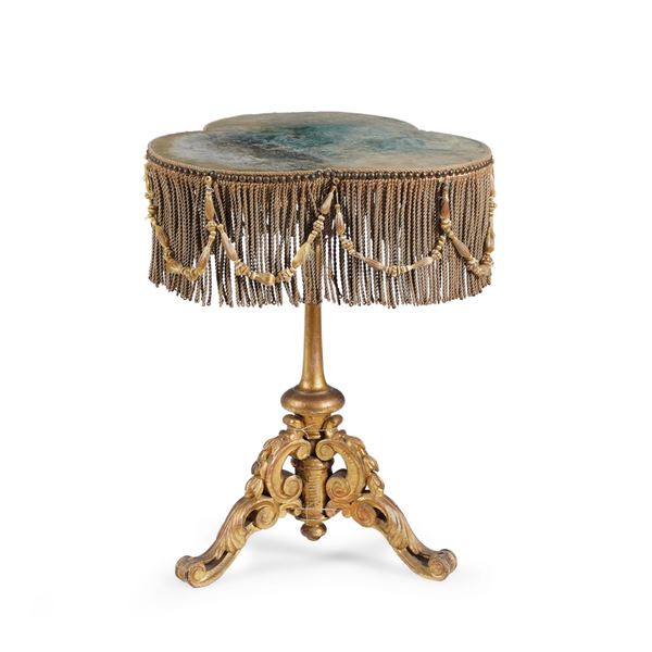 Piccolo tavolino in legno intagliato e dorato a forma di trifoglio