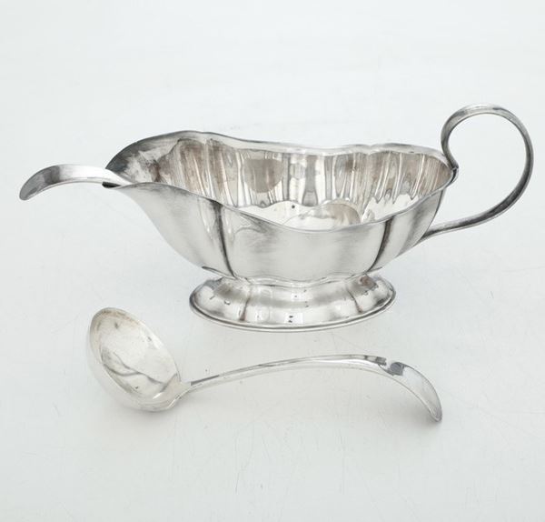 Salsiera e cucchiaio in metallo argentato. Inghilterra XX secolo