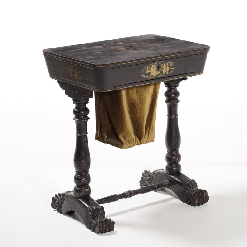 Tavolino da lavoro in legno a decoro dorato  - Asta Antiquariato - Cambi Casa d'Aste