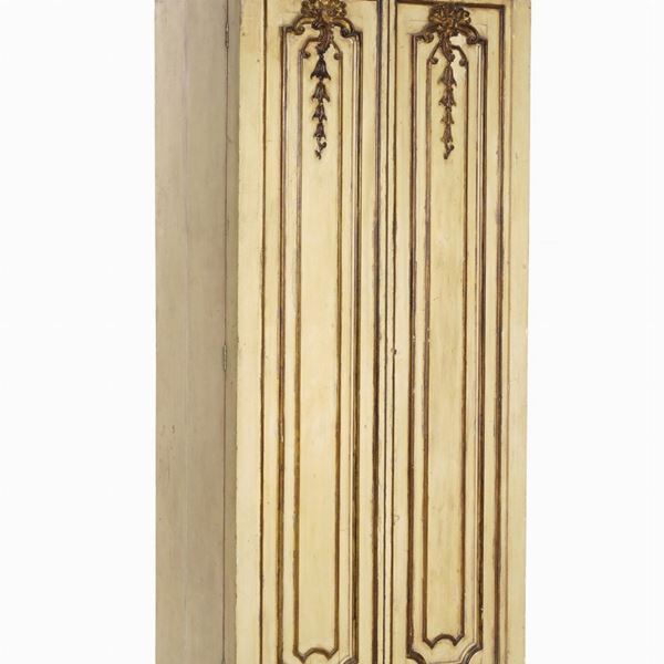 Armadio in legno laccato a due ante. XIX secolo