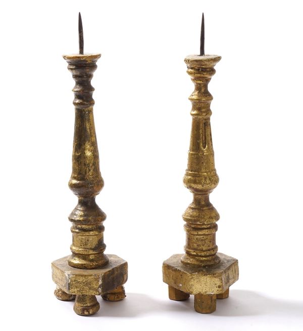 Coppia di candelieri in legno dorato