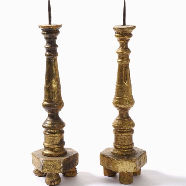 Coppia di candelieri in legno dorato